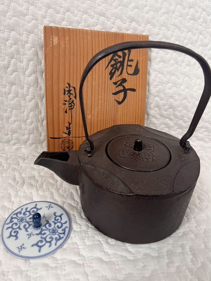 逸品 銚子 共蓋 替蓋付属 平安春峰 鉄瓶 金属工芸 美品 懐石道具 茶懐石 酒器 骨董品 木箱付 鉄瓶_画像1