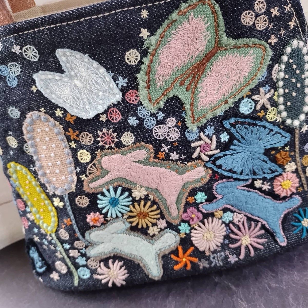 ハンドメイド　バッグ　手刺繍　celebrate　花 蝶々　flower　ミナペルホネン　デニム　　個性的　デザインうさぎ