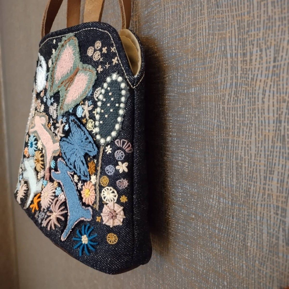 ハンドメイド　バッグ　手刺繍　celebrate　花 蝶々　flower　ミナペルホネン　デニム　　個性的　デザインうさぎ