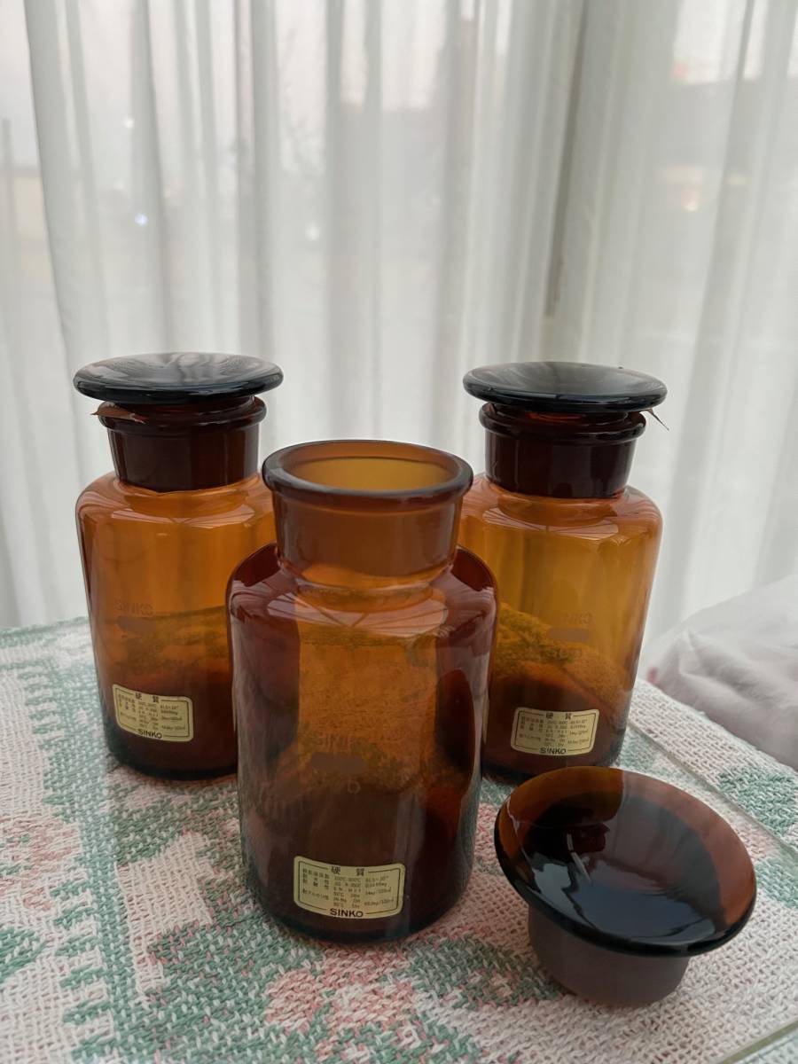 格安　硬質硝子製　共通摺合せ広口試薬瓶　茶褐色　500ｍｌ　SINKO　実験器具　 保存容器　3個入　1箱 　未使用