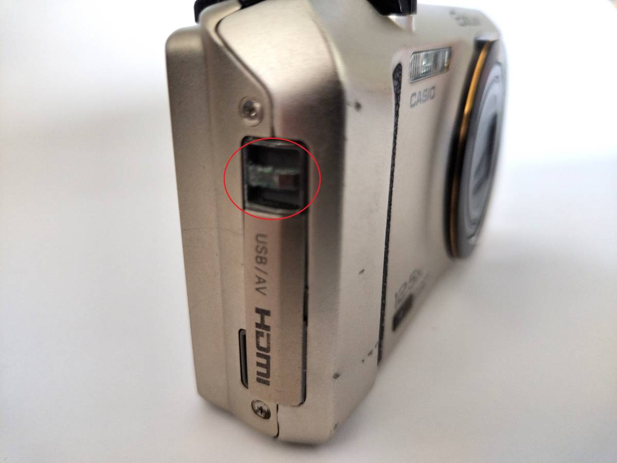 CASIO EXILIM EX-ZR300 カシオ コンパクトデジタルカメラ_ストラップ取り付け部分に錆