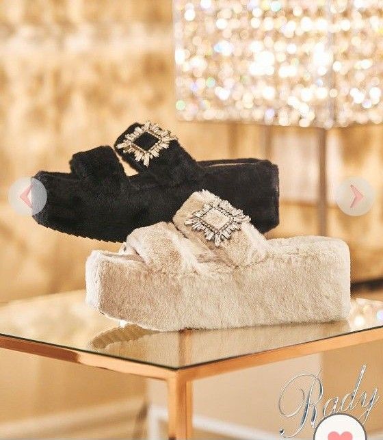 完売品Rady☆新品未使用ビジューファーサンダル ブラック Sサイズ 完売品Rady☆新品未使用ビジューファーサンダル ブラック Sサイズ