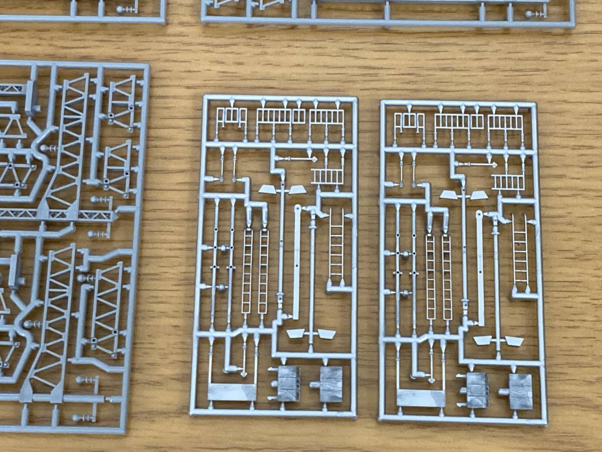 TOMIX 車両基地レールセット 延長部バラシ マルチ複線トラス架線柱・ランナーパーツ(信号機柱他) 1セット③_画像2