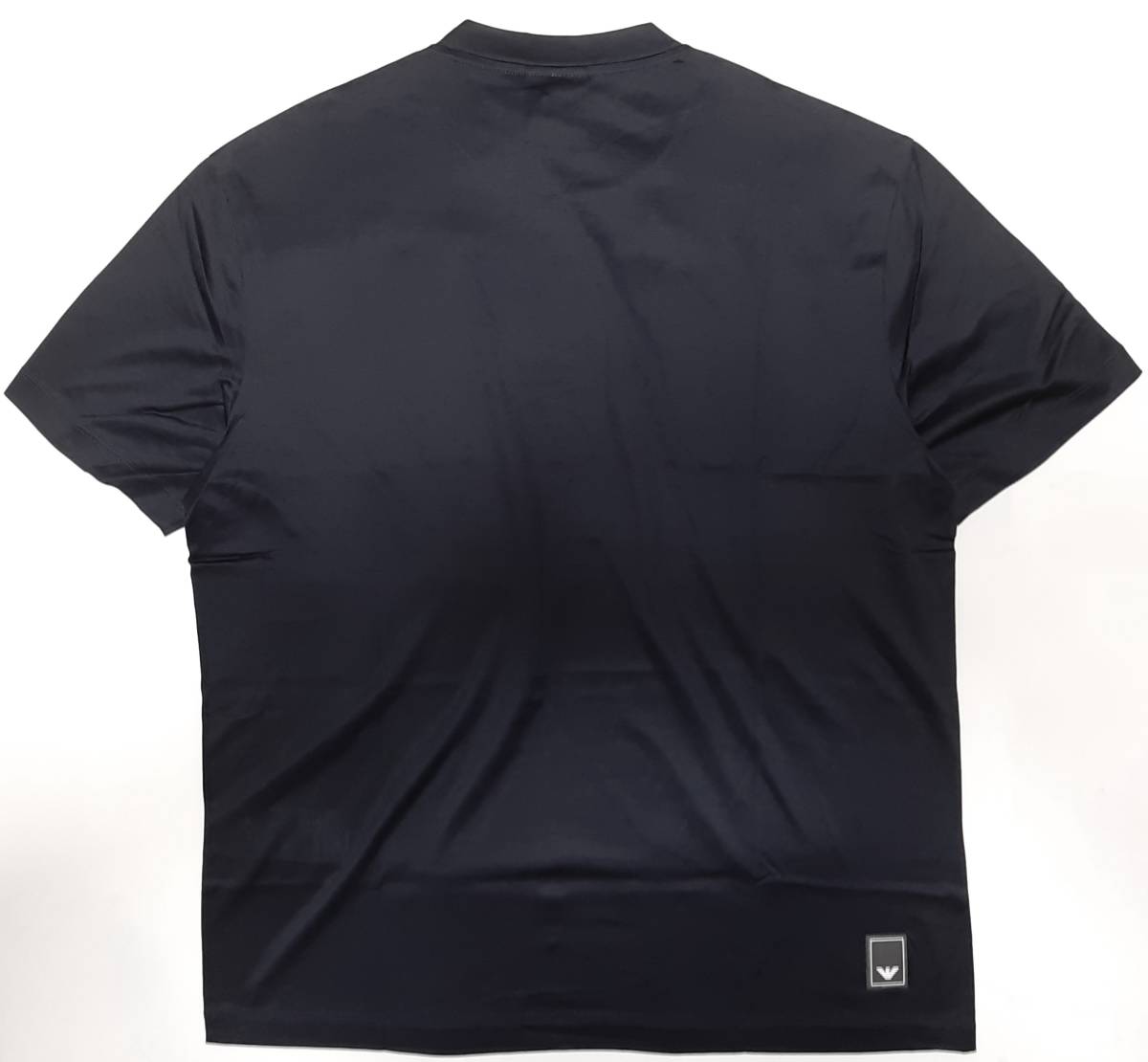 [新品] EMPORIO ARMANI　定番無地のロゴパッチ付き【メンズ・ジャージ半袖Tシャツ】◆2023-24年秋冬モデル　サイズ：XL(52相当)　◆色：紺_画像2