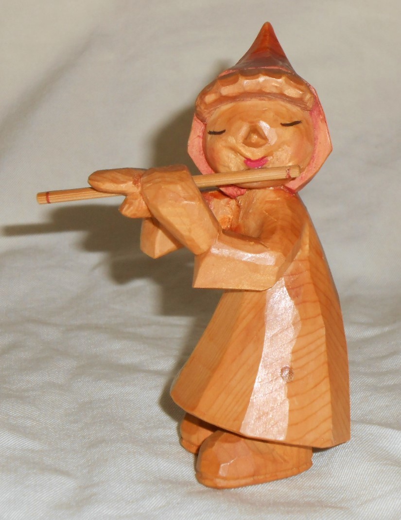 木彫 横笛を吹く少女像 高さ約10.4cm 木彫り 置物 人形 女の子 オブジェ ヨーロッパ? 北欧?_画像2