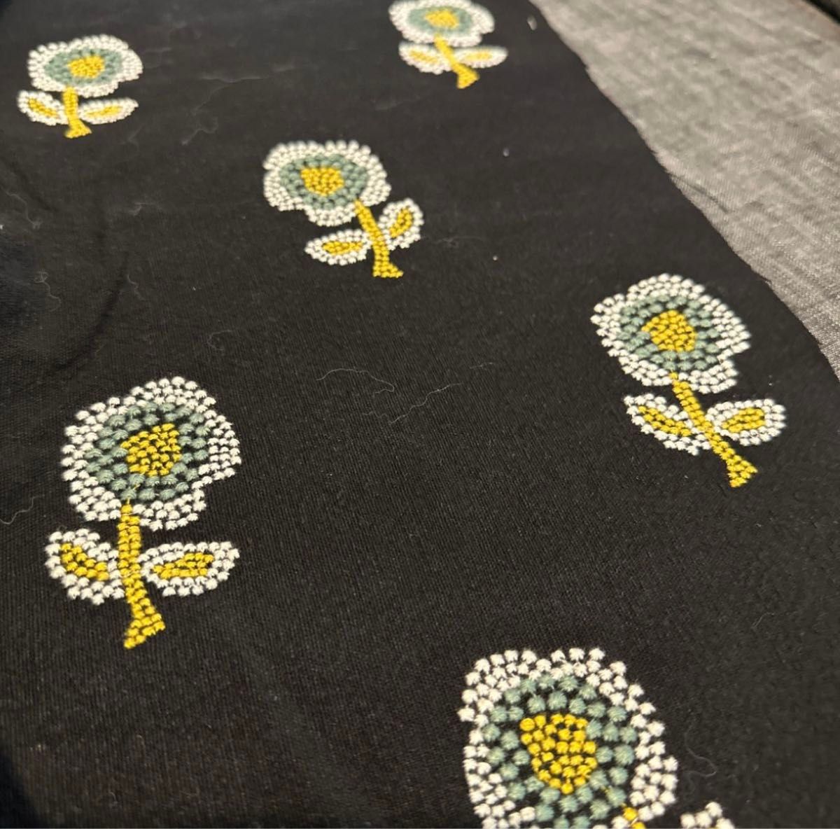 刺繍中厚.リネン幅135cm×50cm.一輪花.黒地