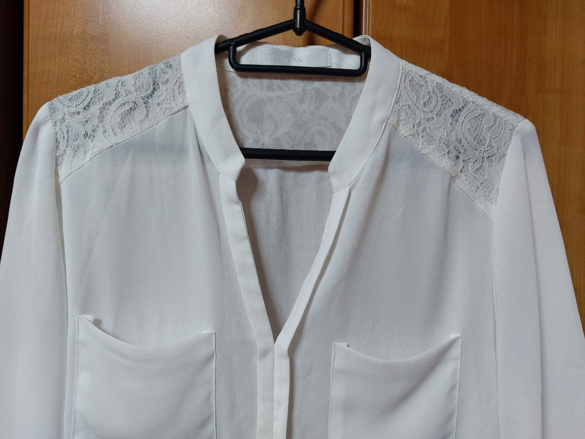  Cecil McBee *CECIL Mc BEE* white color blouse * shoulder part race design 