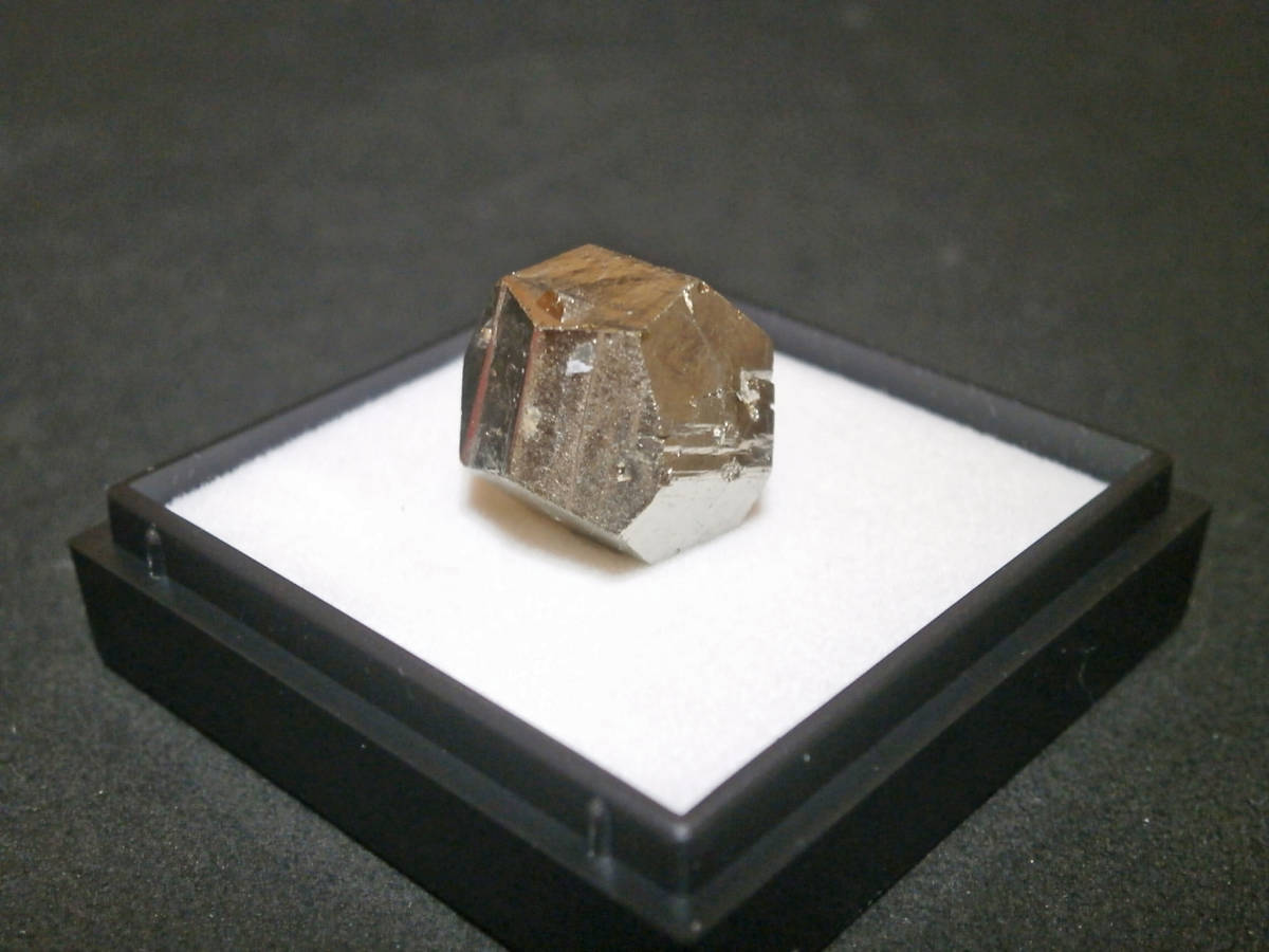 天然鉱物標本 パイライト(黄鉄鉱) 5角12面体結晶 プラケース入(3)_画像2