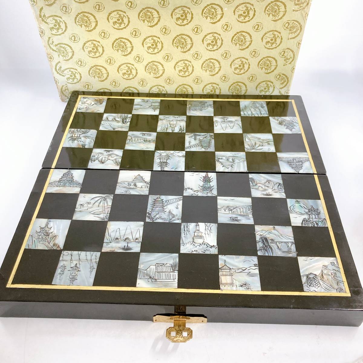 中国 チェス盤 国際象棋盤 約40×40×4cm 折り畳み式 木製 螺鈿細工 駒32個揃い_画像5