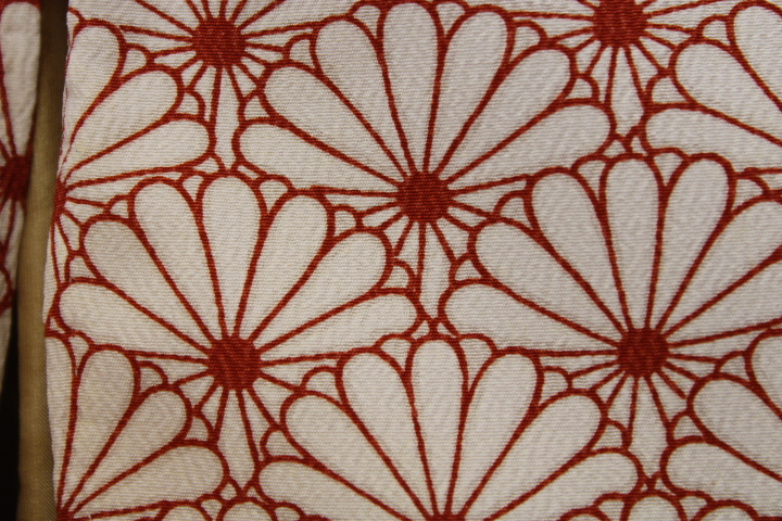 きもの今昔６３３３　小紋のきもの　広衿袷手縫い仕立て　正絹ちりめん地　白地に臙脂色の菊の花図案模様　　身丈１５３ｃｍ　_画像8