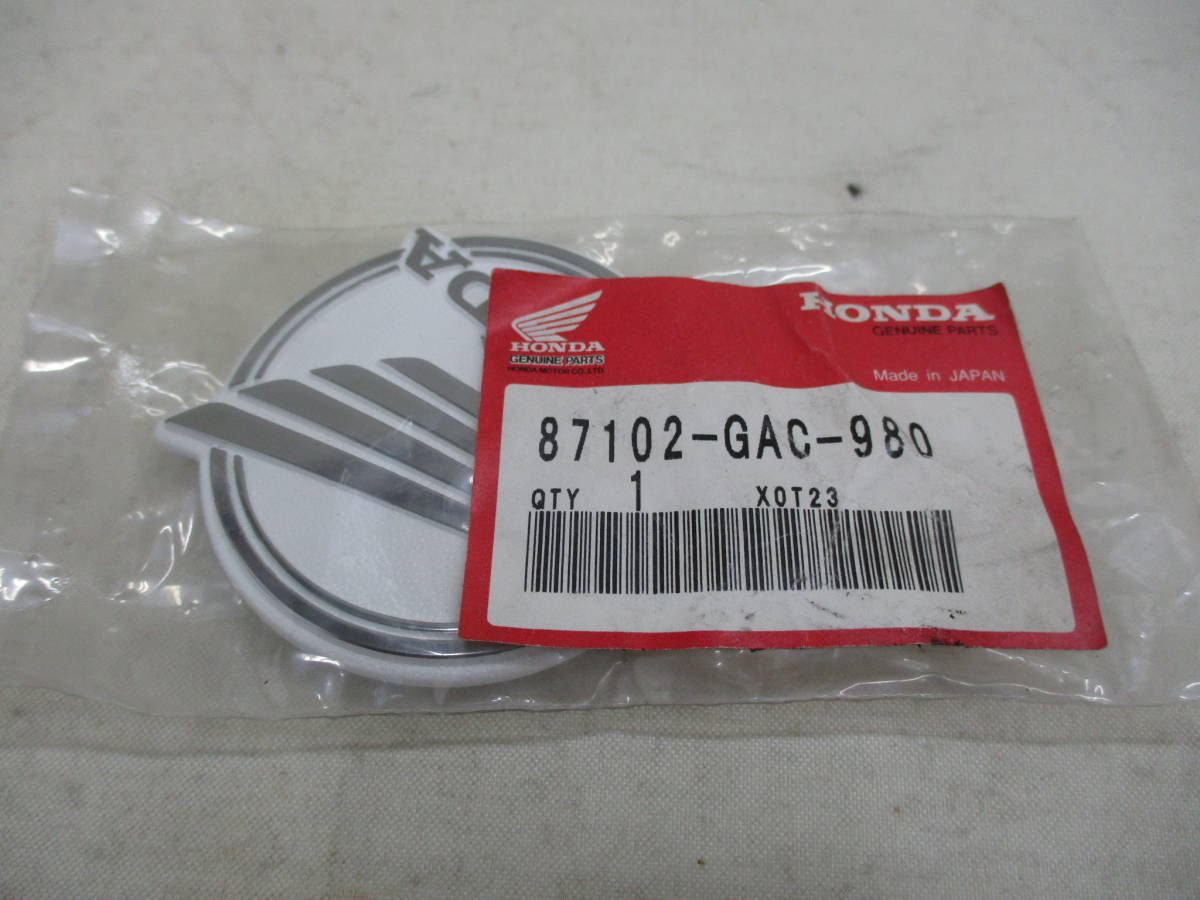 ホ472 HONDA ホンダ 純正部品 87102-GAC-980 フロントカバーエンブレム リベット付き スーパーカブ レッグシールド エンブレム 未使用_画像2