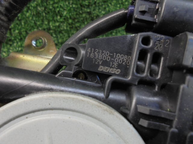 3FA5039 OB2)) トヨタ ラウム NCZ20 前期型 Gパッケージ 純正 左ドアイージークローザーモーター_画像2