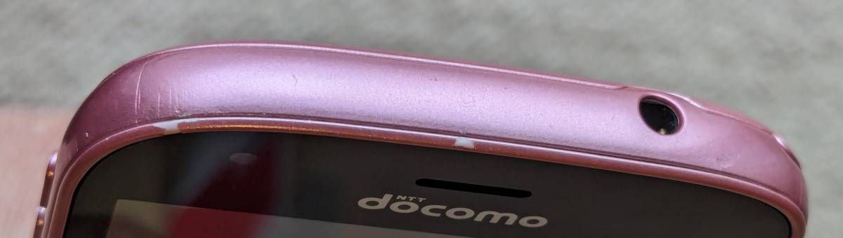 【判定○、SIMロック解除済み、残債なし、付属品完備、中古】docomo らくらくスマートフォン me F-03K_正面上部に塗装のハゲがあります