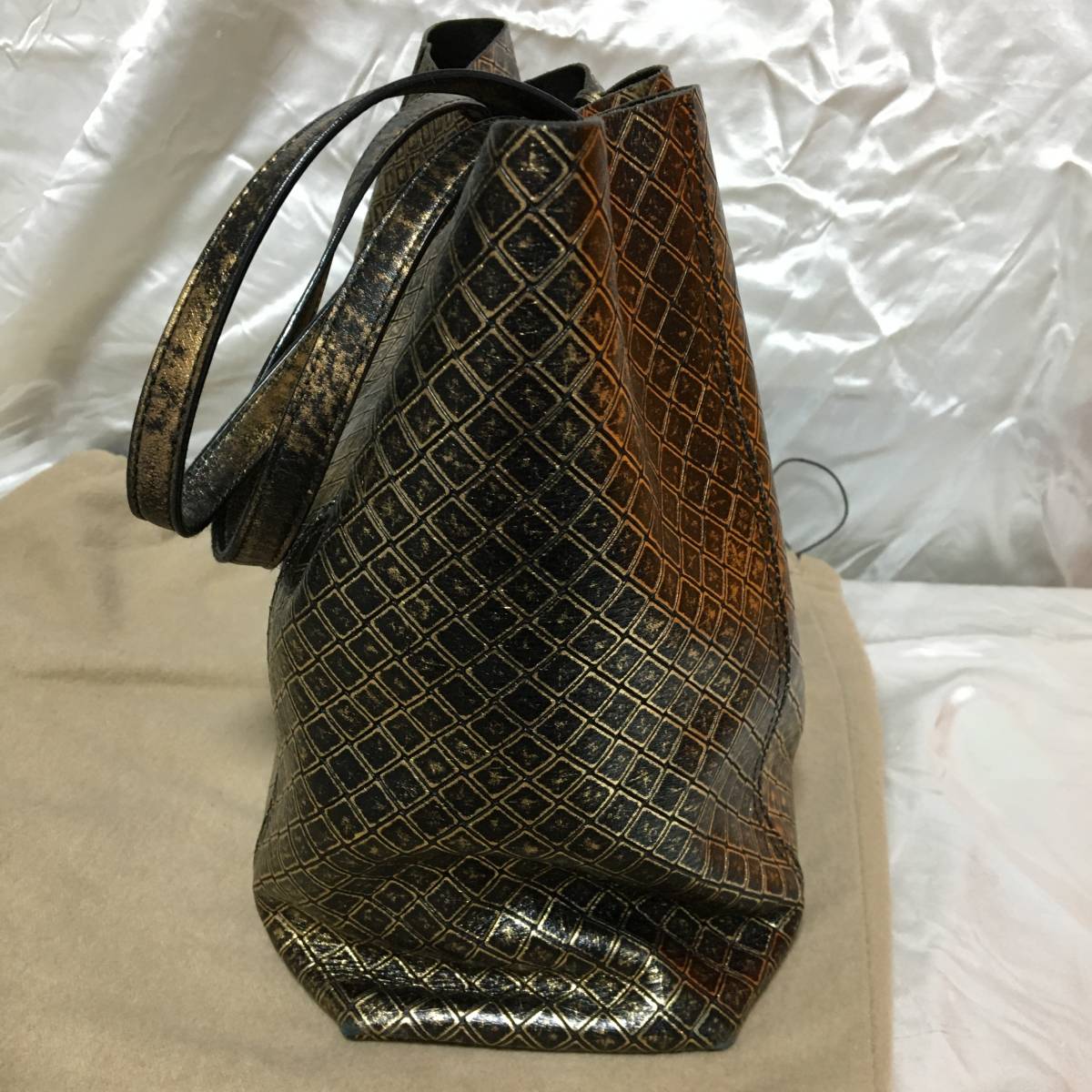 BOTTEGA VENETA(ボッテガヴェネタ) ショルダーバッグ イントレッチオミラージュ 黒×ゴールド レザー SKの画像4