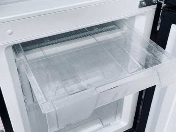 展示品 動作保証 アイリスオーヤマ ノンフロン冷凍冷蔵庫 IRSD-14A-B 2023年製 142L ブラック 右開き 2ドア 家電製品 R25 /65190_画像9