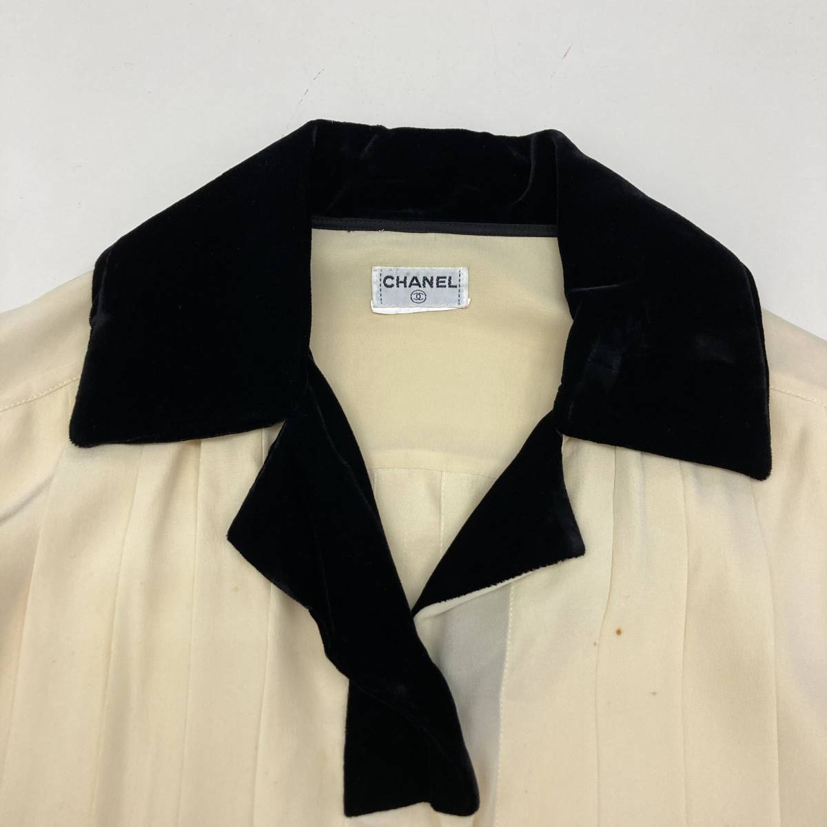 CHANEL OLD VINTAGE クローバーボタン ベロア 襟 プリーツ 開襟 CHANEL OLD VINTAGE クローバーボタン ベロア 襟 プリーツ 開襟