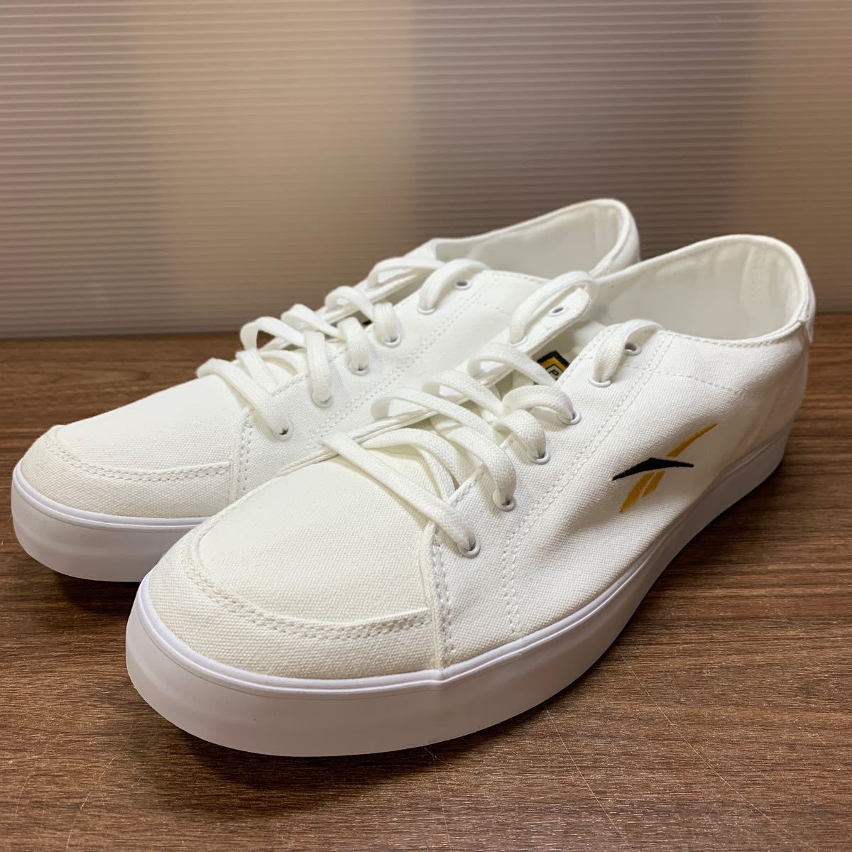 Reebok スニーカー 28.5cm 美品 ホワイト シューズ 靴 リーボック メンズ ファッション ストリート系 (石530_画像1