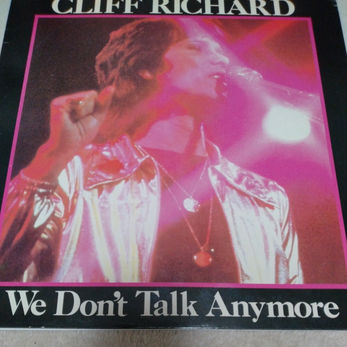 12inch Single CLIFF RICHARD/We Don't Talk Anymore c/w Count Me Out HOLLAND EMI 1A K052Z-07076 1979年発売 大ヒット曲_画像1