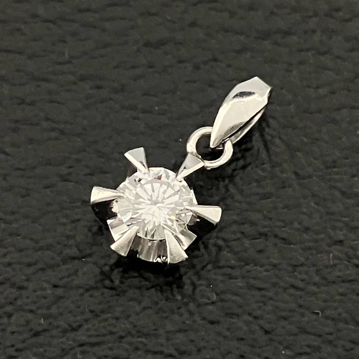 【きれいめファッション51選】上品さと清潔感をキープし トップ デザイン 0.31ct ダイヤ 一粒 鑑定書付き Pt900 店舗受取可 プラチナ 1.2g ダイヤモンド