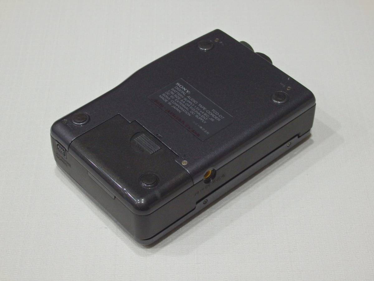 SONY DAT-Walkman TCD-D7　DATプレーヤー＋ケース　◆通電OK_画像3