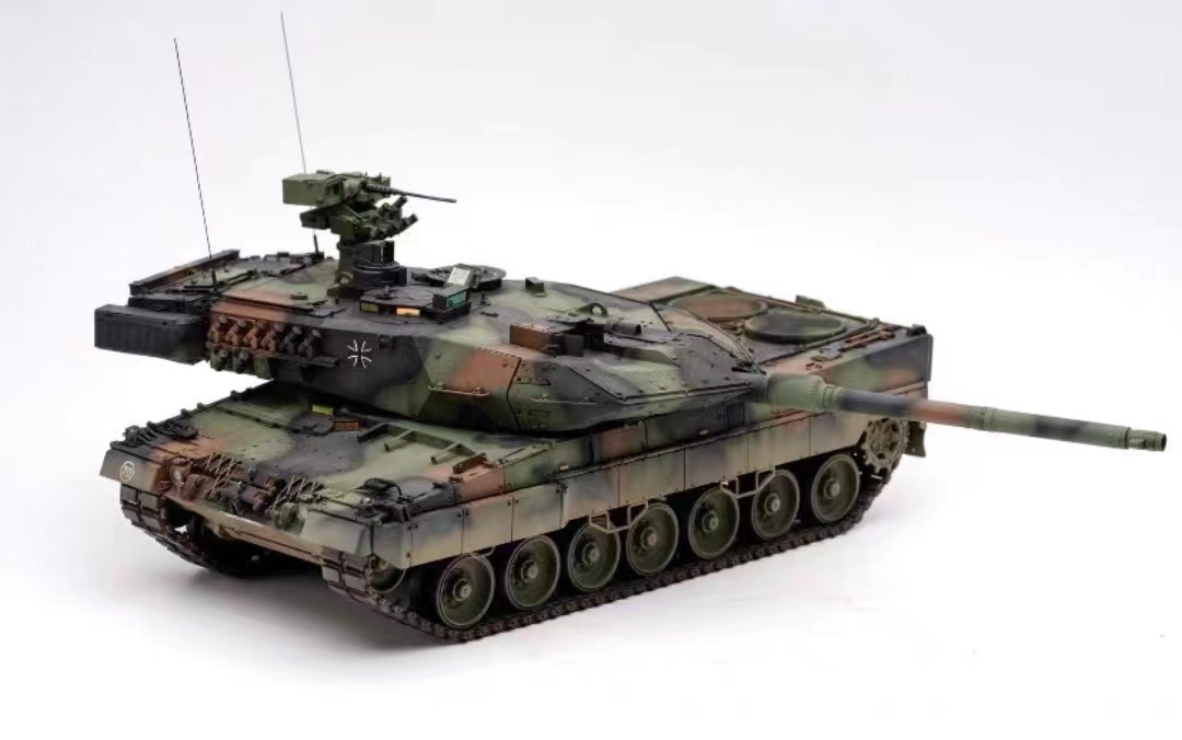 1/35 ドイツ国防軍 主力戦車レオパルト2A7 組立塗装済完成品