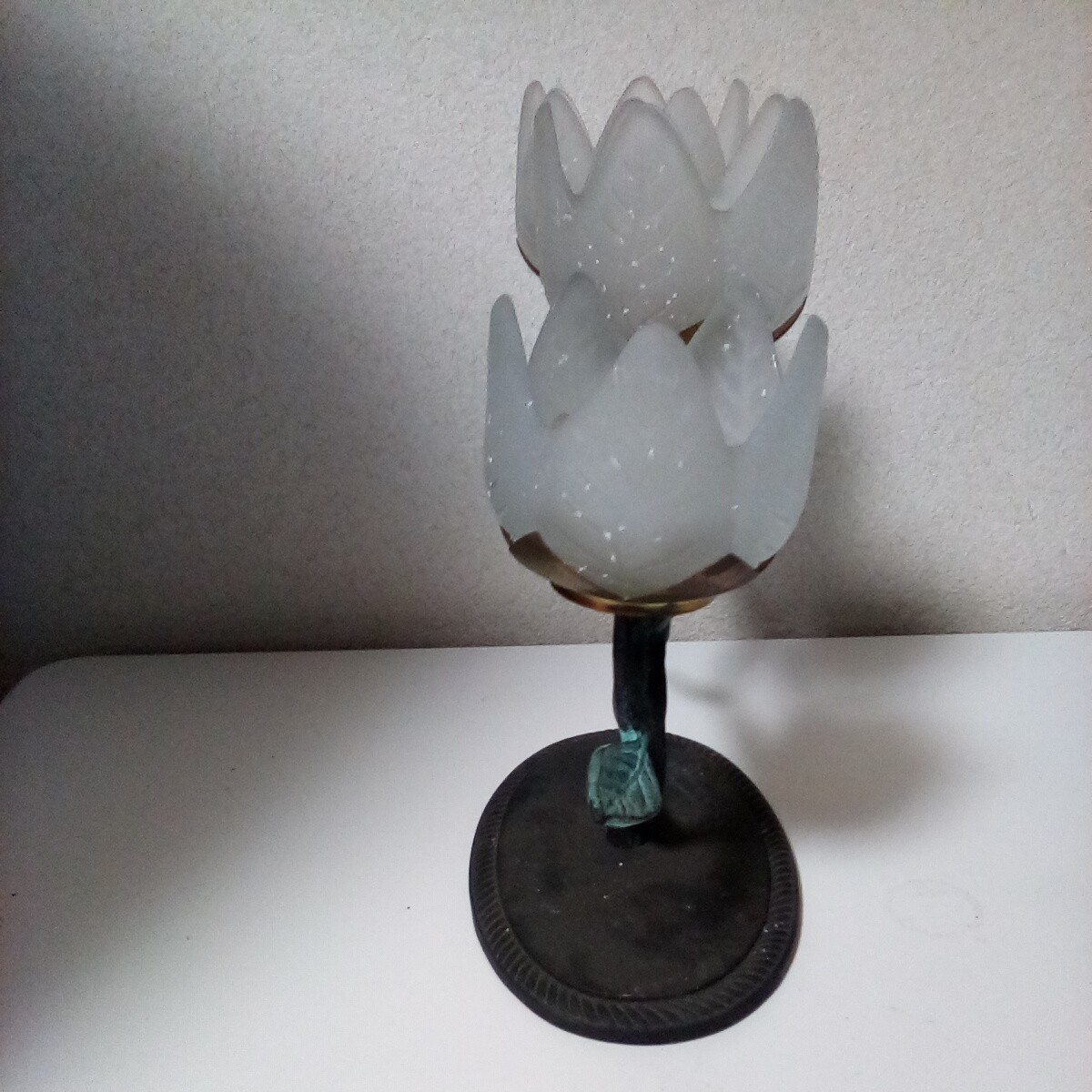 お花のキャンドルホルダー　硝子　金属製のキャンドルホルダー　重量約745g【1-01】アンティーク インテリア テーブルランプ 卓上ランプ_画像3