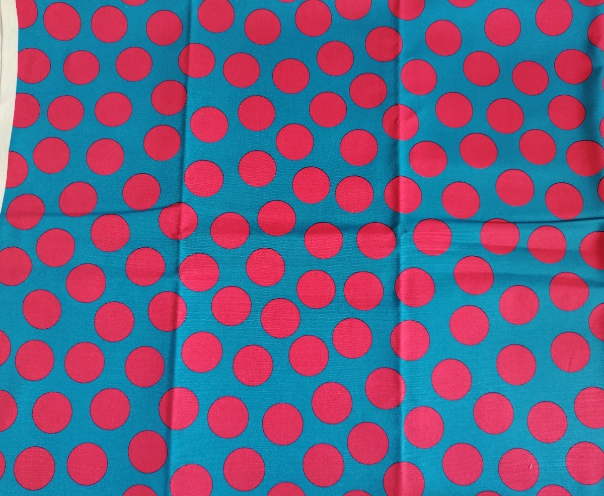 ☆ハギレ 大きめのランダムなドット 青地にピンク ビビッド 布幅約110cm×50cm_画像2