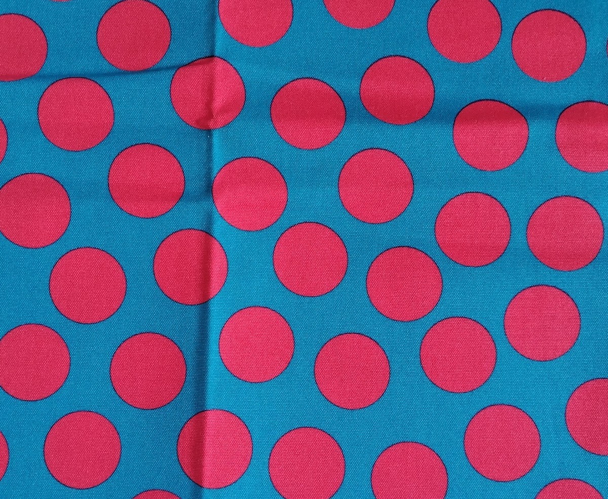 ☆ハギレ 大きめのランダムなドット 青地にピンク ビビッド 布幅約110cm×50cm_画像1