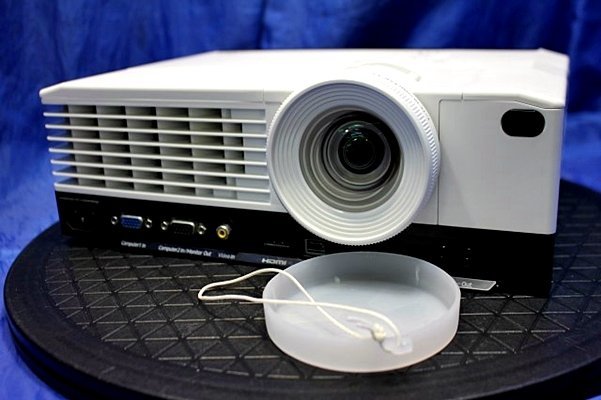 ★輝度3600lm/投影OK/1517h★ RICOH/リコー 短焦点プロジェクター ★PJ WX3351/HDMI・VGAケーブル付き★ 47649Y_画像2