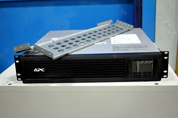 ▽Newタイプ△ APC 無停電電源装置 Smart-UPS 1500 ◇SMT1500RMJ2U/黒/ラックタイプ/マウントレール付◇ 43480Y_画像1