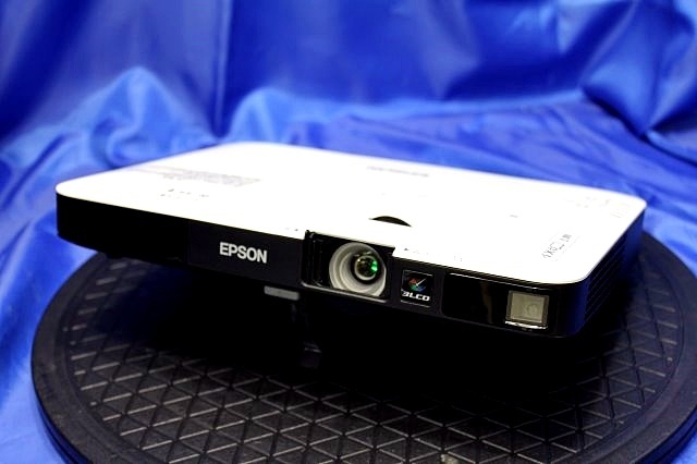 ★輝度3200lm/68h・0h★ EPSON/エプソン 液晶プロジェクター ★EB-1785W/リモコン＆HDMI・VGAケーブル＆バッグ付き★　48666Y_画像2