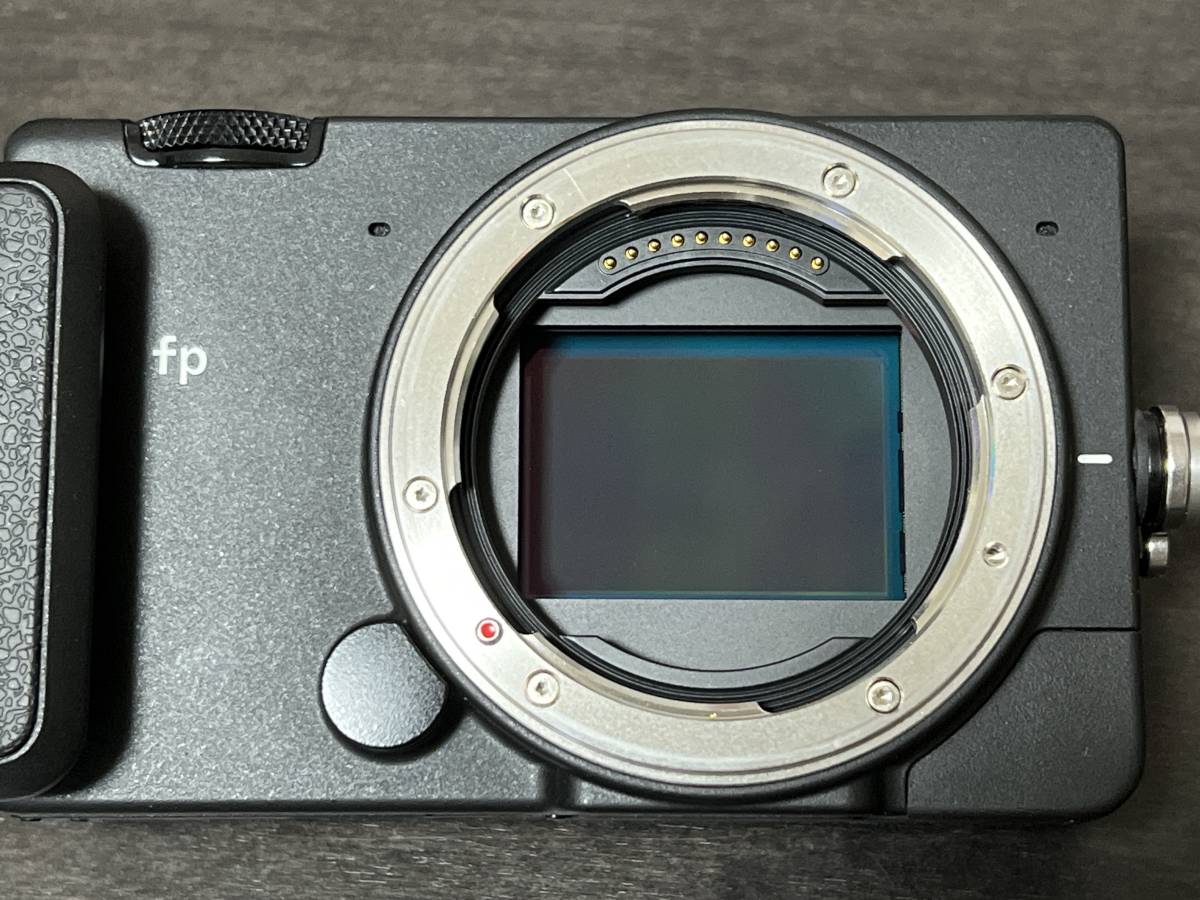 10年保証書 美品 SIGMA fp 45mm F2.8 DG DN KIT レンズプロテクター？ グリップ カメラ デジタル_画像5