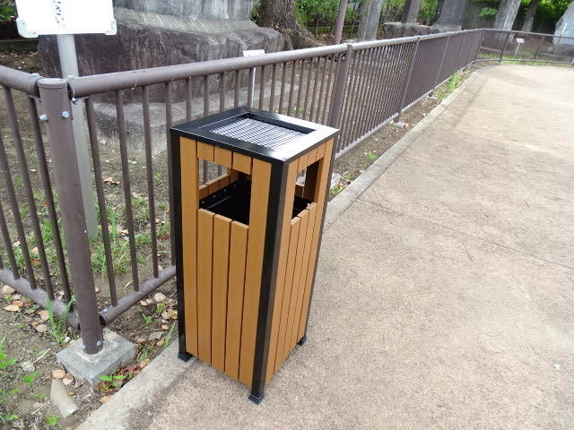 ゴミ箱 ダストボックス 動畫説明 木目 ウッド調(diào) 灰皿付 ダスト ボックス 防錆 店舗レストラン飲食店デパート コンビニ イベント會場 公園