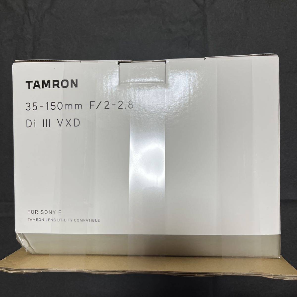 タムロン　TAMRON カメラレンズ 35-150mm F/2-2.8 Di III VXD（Model A058S） [ソニーE /ズームレンズ]_箱の角がへこんでいます