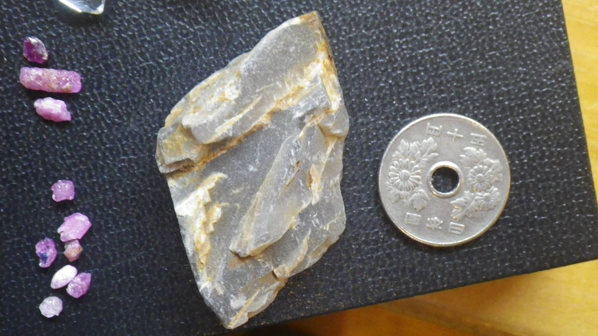 スリランカ産のムーンストーン原石（１０２ｃｔ。惜しい）です。　クラック・内包物により惜しい？　シリーズ_画像3