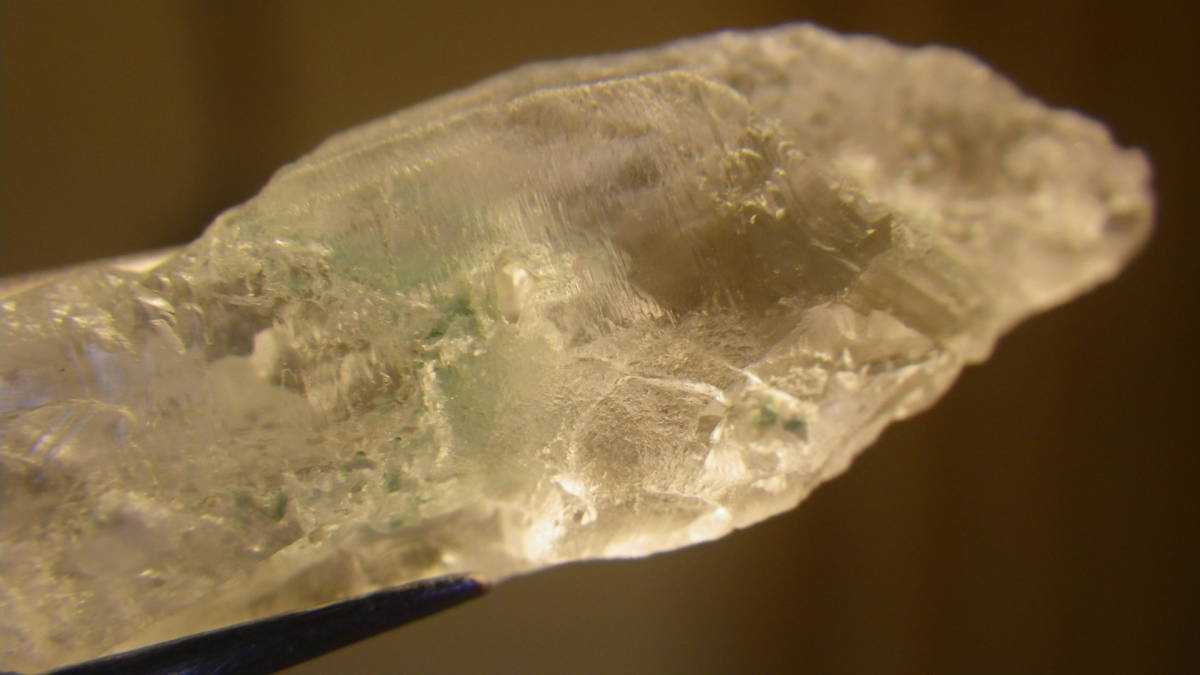 ブラジル産のエメラルドグリーン・ファントム水晶です。　綺麗な黄緑色ファントム入り_画像1