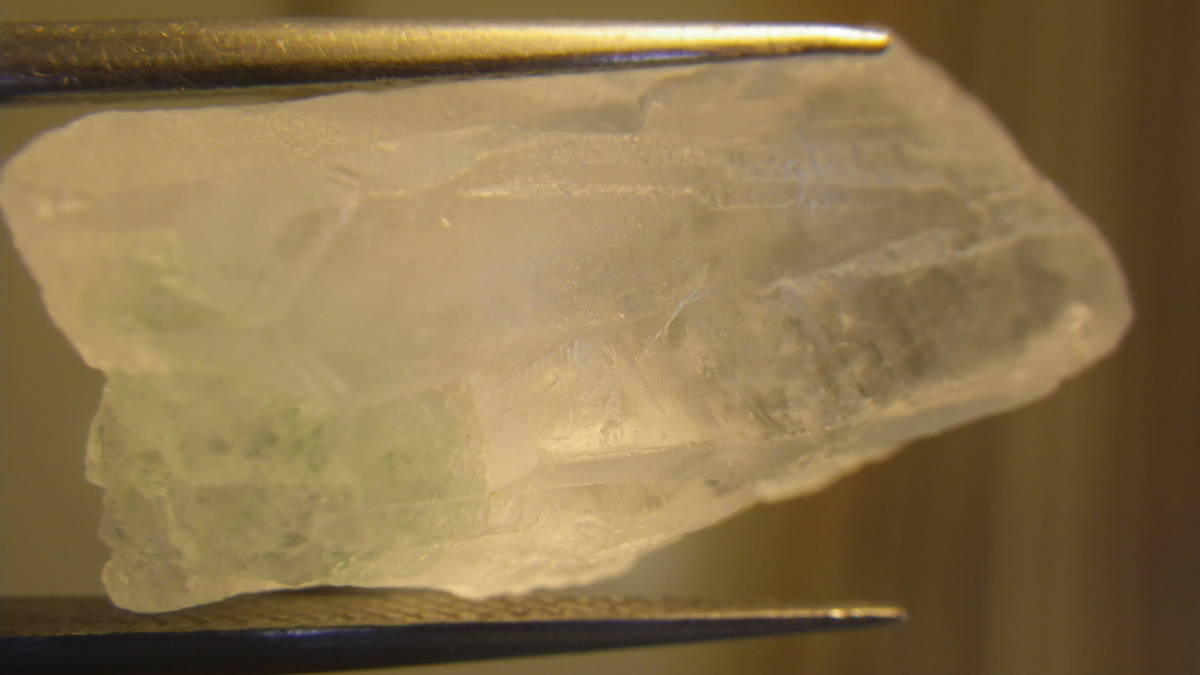 ブラジル産のエメラルドグリーン・ファントム水晶です。　綺麗な黄緑色ファントム入り_画像2