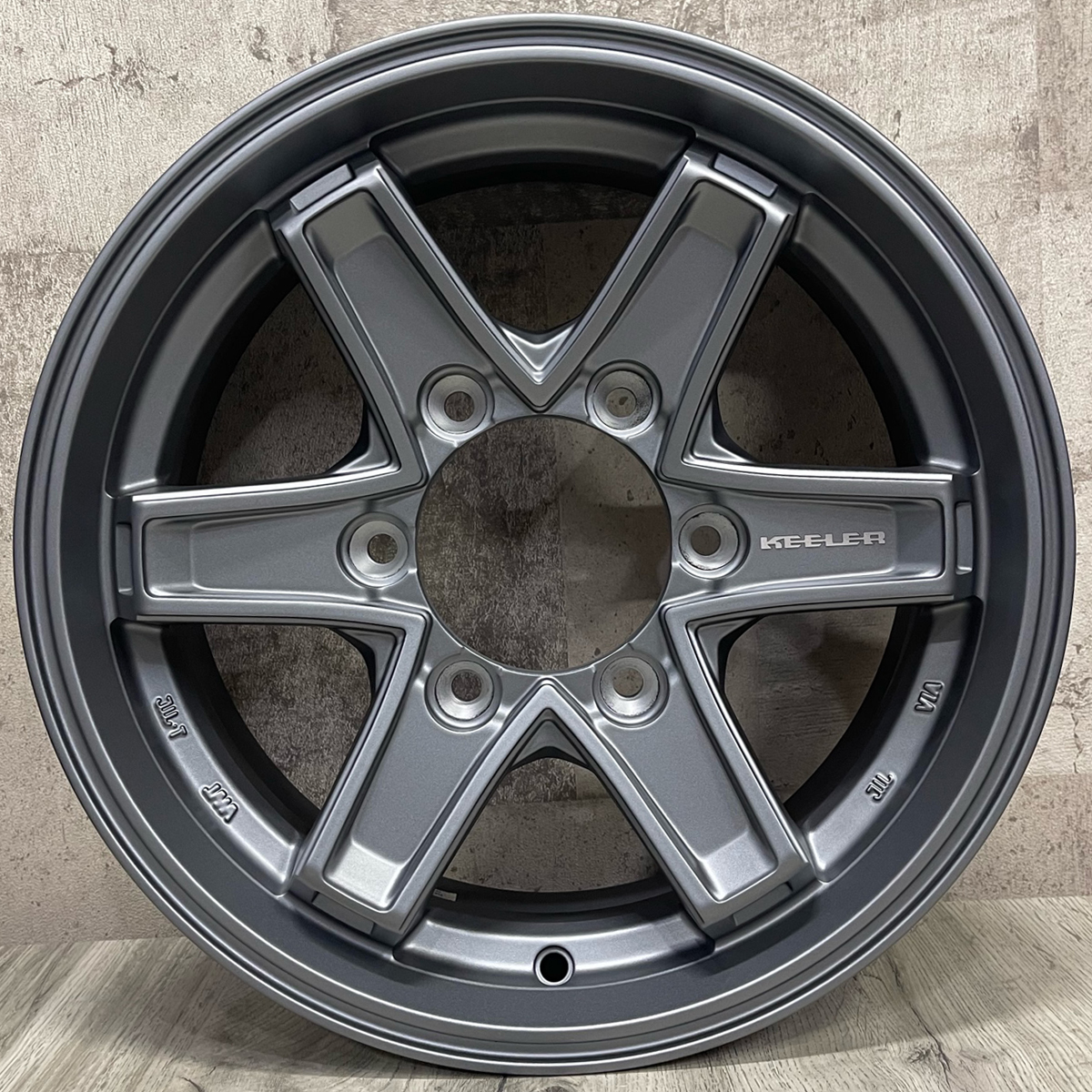 処分特価 2023年製 スタッドレスタイヤホイールセット ブリヂストン VL10 195/80R15 特注 KEELER TACTICS 15×6.0J+33 6/139 MG ハイエース_画像2