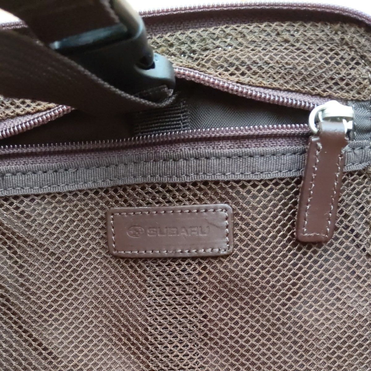 SUBARU非売品トラベルバッグ、ややハードなバッグ、ハンガー吊り下げ可能、サイドに取っ手あり