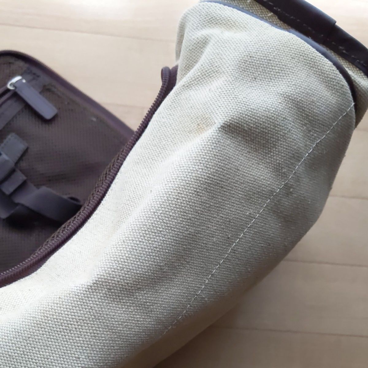 SUBARU非売品トラベルバッグ、ややハードなバッグ、ハンガー吊り下げ可能、サイドに取っ手あり