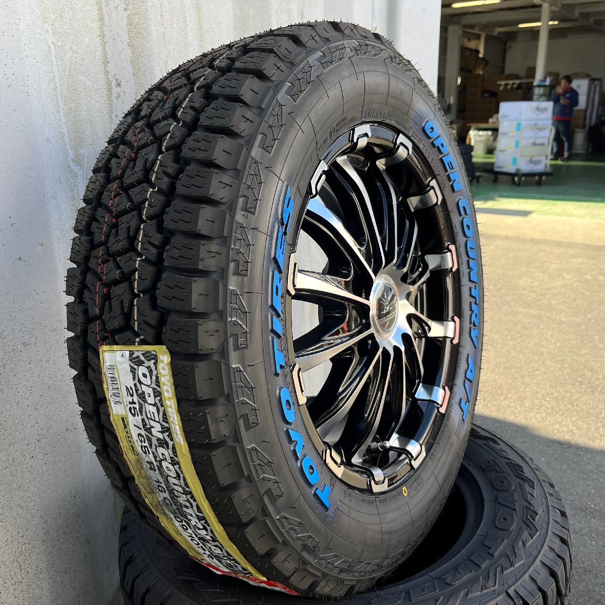 200系ハイエース レジアスエース 車検対応 16インチ タイヤホイールセット TOYO オープンカントリー AT 215/65R16 1台分 ホワイトレター_画像3