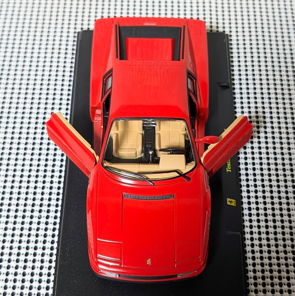 Bburago Ferrari Testarossa-1984 1/24　ブラーゴ　フェラーリ　テスタロッサ-1984　1/24　ダイキャスト　ミニカー_画像4