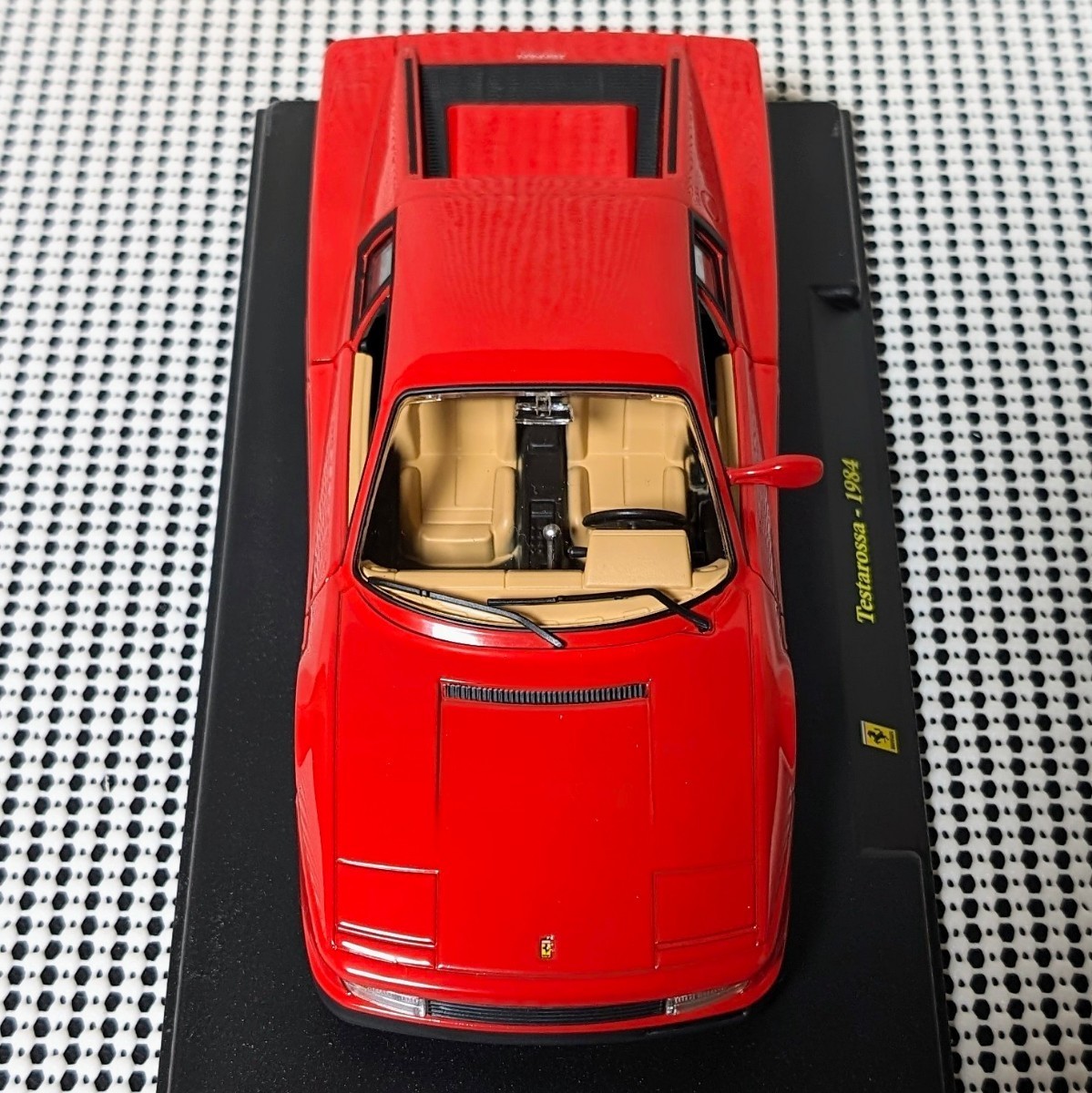 Bburago Ferrari Testarossa-1984 1/24　ブラーゴ　フェラーリ　テスタロッサ-1984　1/24　ダイキャスト　ミニカー_画像3