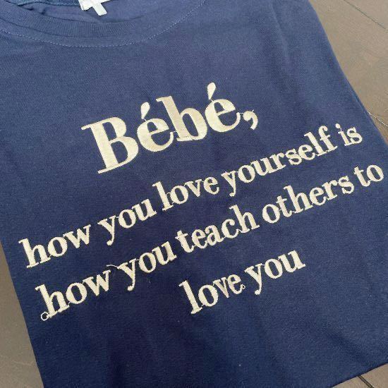 Bebe刺繍ロゴ 半袖Tシャツ 　ネイビー　フリーサイズ