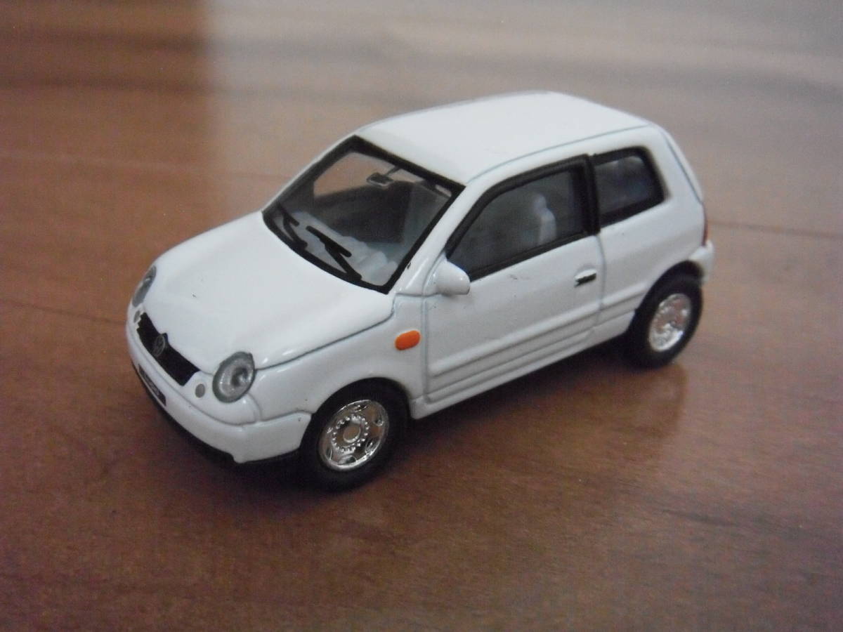 VW　フォルクスワーゲン　ルポ　ミニカー　白　ホワイト　LUPO　1/56_画像1