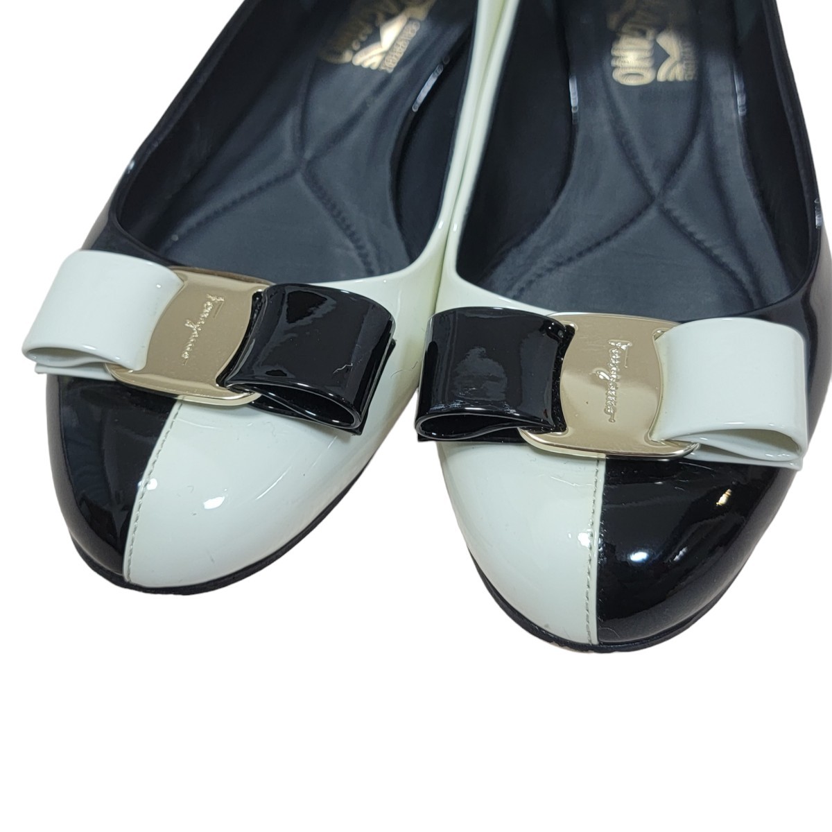 Ferragamo フラットシューズ ホワイト/ブラック Ferragamo フラットシューズ ホワイト/ブラック変色?あり