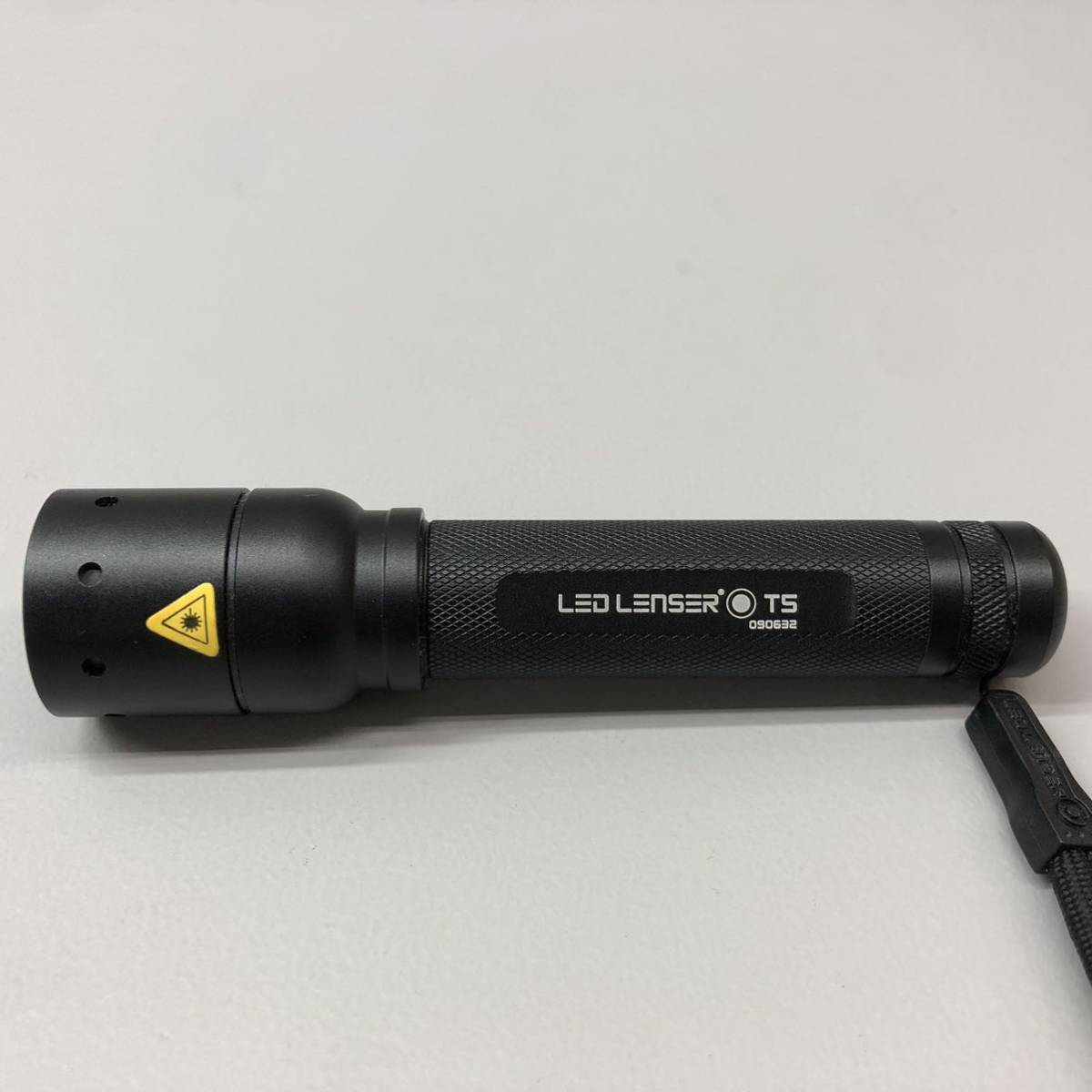 T■ LED LENSER レッドレンザー T5 090632 フォーカスコントロール フラッシュライト 昇圧回路 ハンディライト ホルスター付 動作品 中古品_画像3