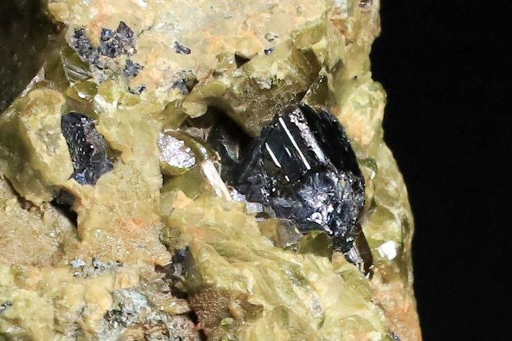 マグネタイ（磁鉄鉱）ベスビアナイト（ベスブ石）152g 天然石 結晶 鉱物 標本｜アフガニスタン産_画像1