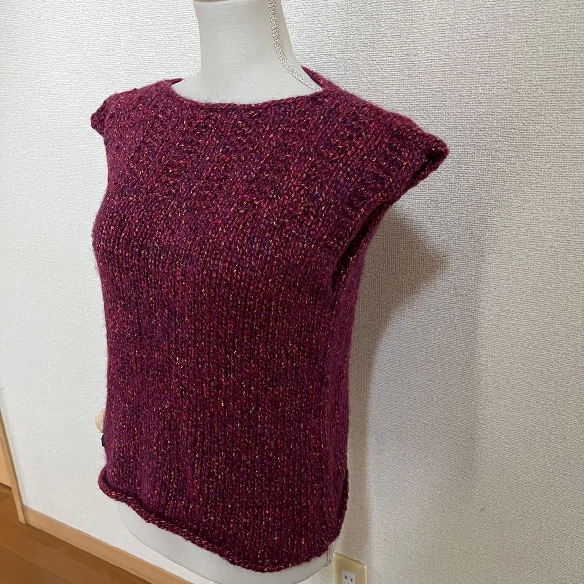 手編み　ベスト　手編みのベスト　赤　ラメ入り　バラのモチーフ　バラ　手縫い　ハンドメイド トップス
