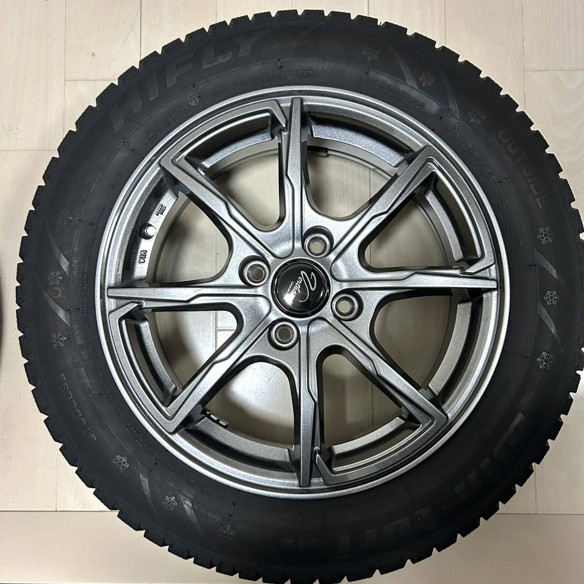 1円〜 冬タイヤ スタッドレスタイヤホイール付 スノータイヤ4本セット HIFLY ハイフライ win-turi 175/65R15 84T アクア 15インチ ナット付_画像4